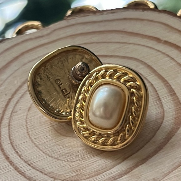 Liz Claireborne Gold and Pearl Earrings - Picture 1 of 2
